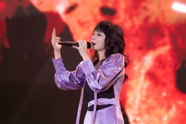 Faye日前提告陈建宁的官司仍在进行中，如今阿沁也被扯下水。（互联网）