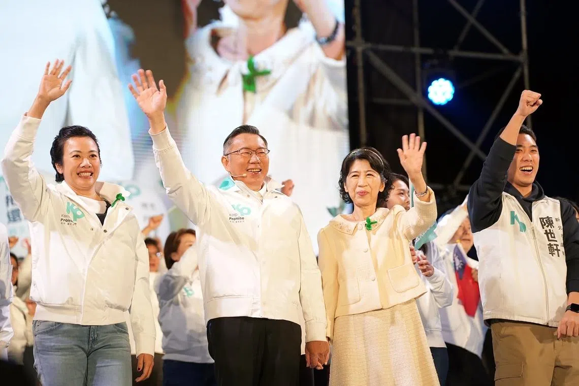 民众党1月12日晚间在台北凯达格兰大道举办选前之夜造势，柯文哲（左二）最终以26.46%得票率败选总统选举。（台湾民众党提供）