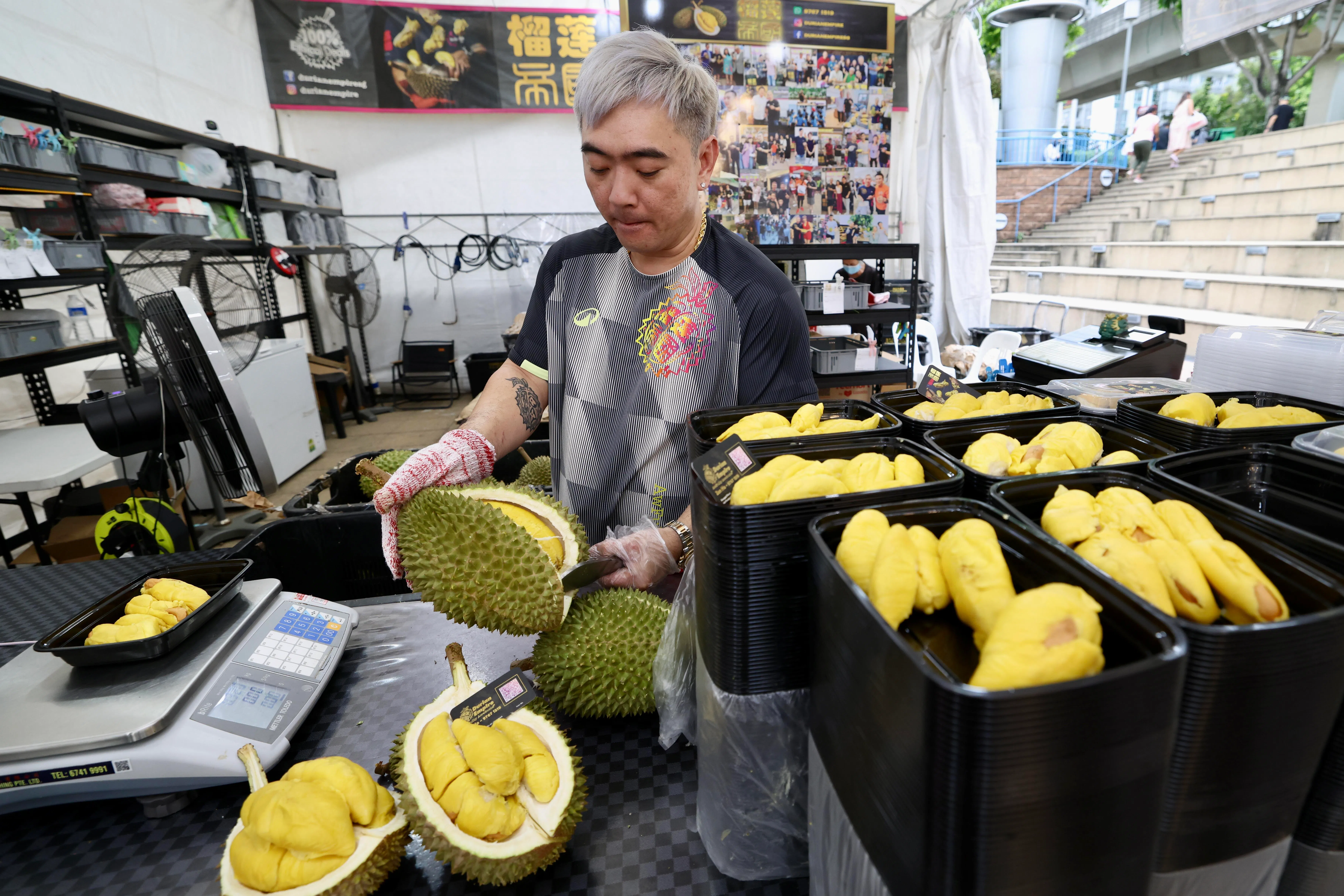 榴梿帝国老板何俊磊指出，高温加上少下雨，榴梿果实容易有水分不足的情况，出现“黑种子”。（陈斌勤摄）