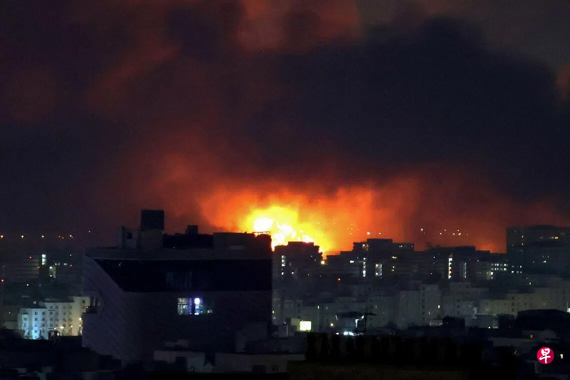 Image 16: 3月7日，伊朗首都德黑兰的梅赫拉巴德国际机场遭到空袭，现场浓烟烈火升腾。 （法新社）