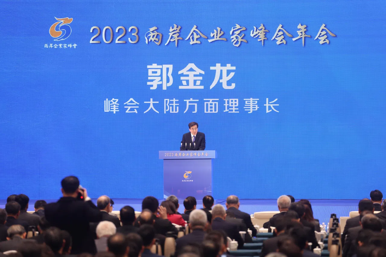 两岸企业家峰会成立于2013年，是以两岸企业家为主体的民间最高层次经贸交流平台。现任大陆方面理事长是前北京市委书记郭金龙（台上者）。（中新社）