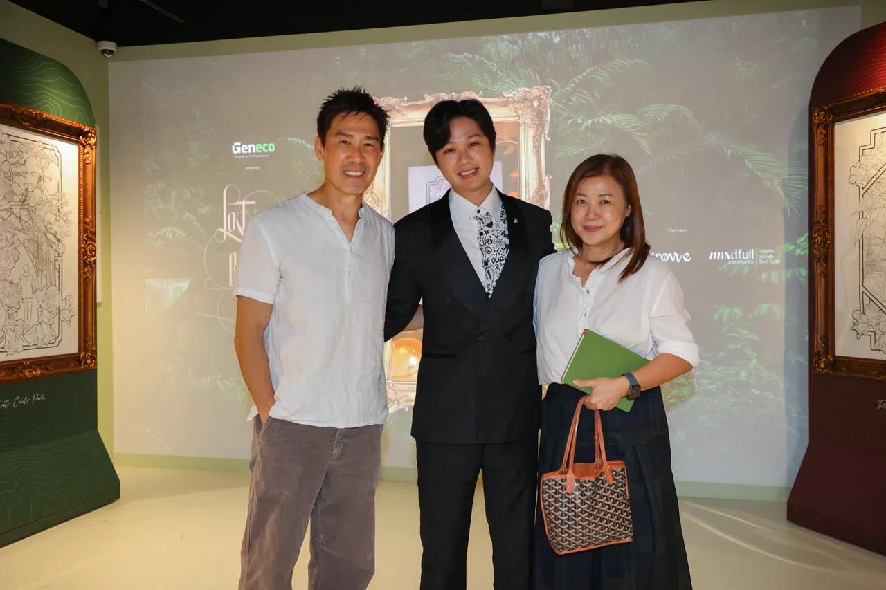 在陈熙（中）成长过程中，父母陈之财（左）和向云是重要的护航者。（陈心媛摄）