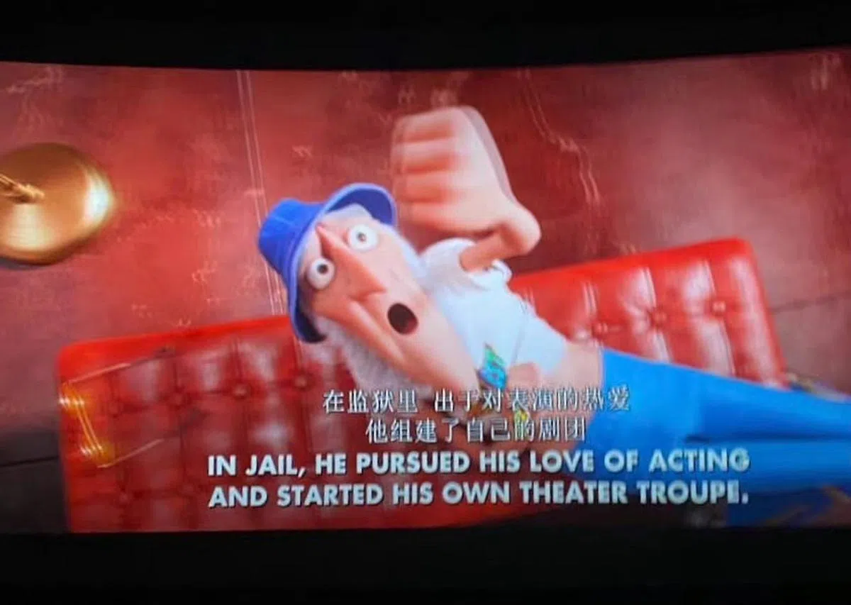 网传截图显示，根据《小黄人大眼萌》续集修改版，反派角色威酷魔王（Wild Knuckles）最终坐牢，并出于对表演的热爱，在监狱里组建了自己的剧团。（互联网）