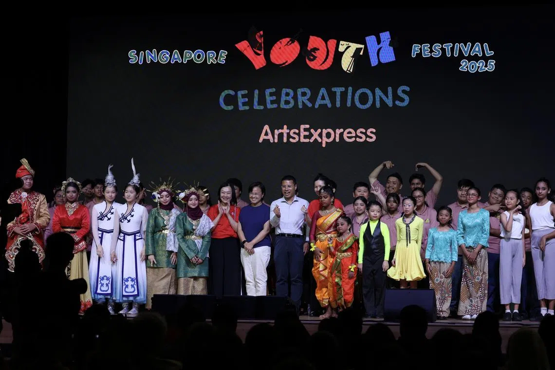 教育部长李智陞（中）与表演学生合影，共有122所学校、逾3000名学生参与本届青年节庆典，展示多元艺术成果。（特约陈佩敏摄）