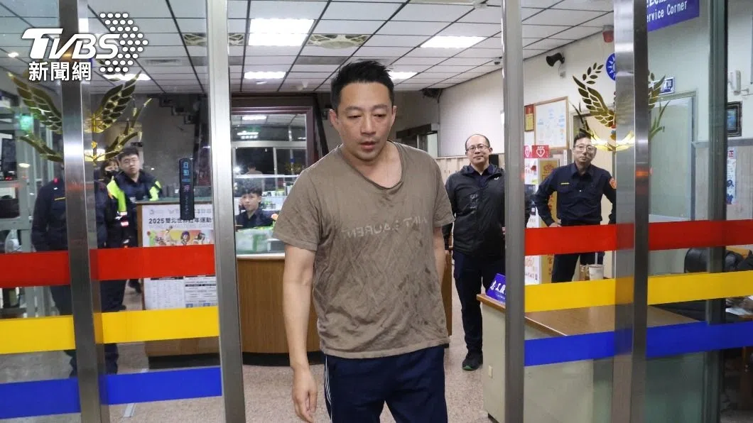 汪小菲皱巴巴灰色T恤遭酸像流浪汉，网民喊知名品牌YSL衰成最大苦主。（互联网）