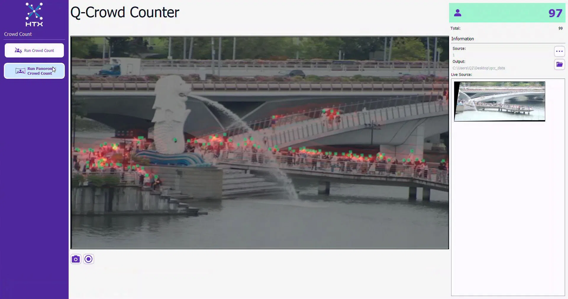 新应用“Q-Crowd Counter”运用人工智能和电脑视觉技术，为无人机捕捉到画面里的每一个人标上一个绿点， 再根据绿点快速计算人数。图为警方日前测试现场画面，应用只用数秒就能算出现场人数。（内政科技局提供）