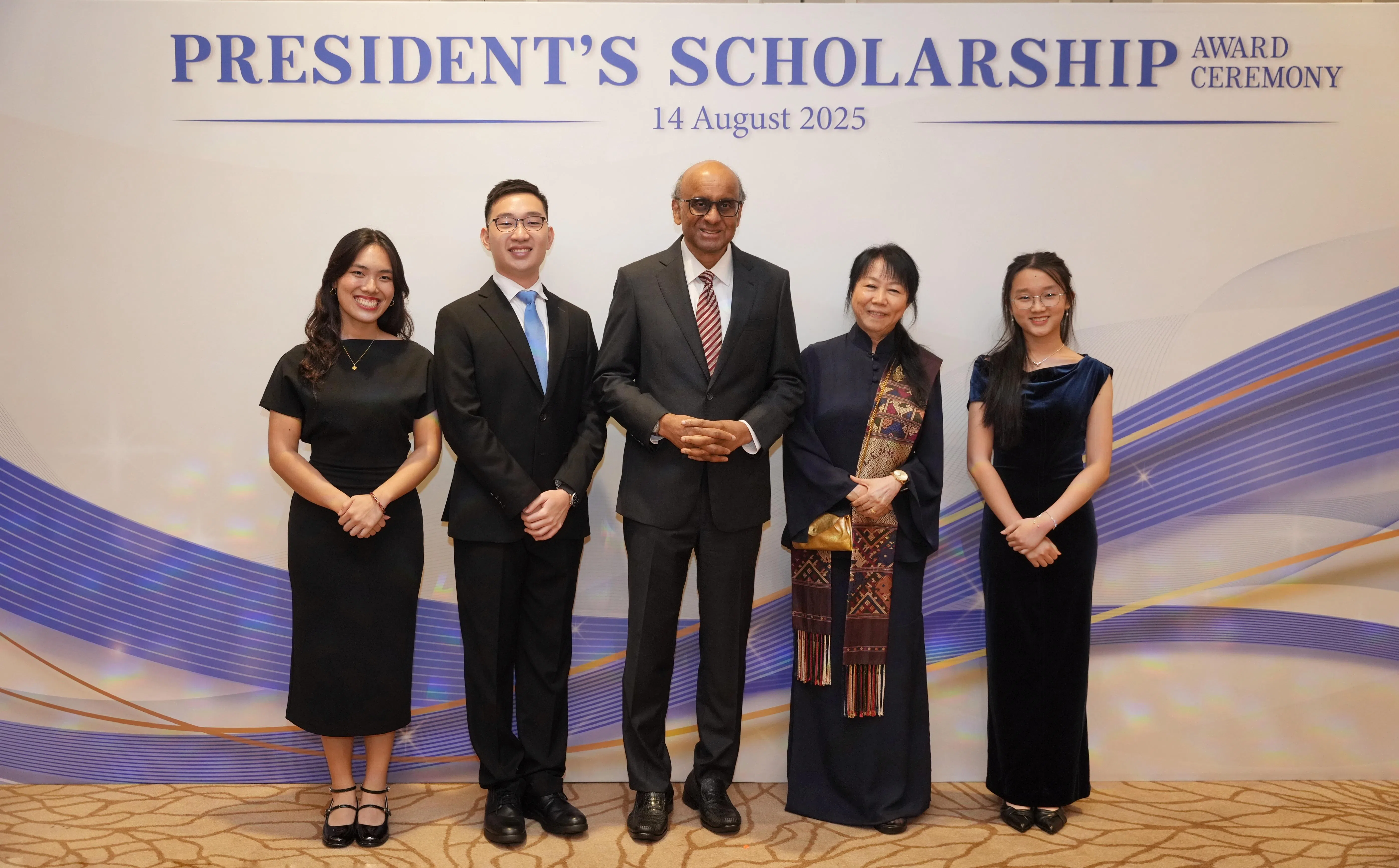 尚达曼总统（中）和夫人珍一藤木（右二），在总统奖学金颁奖礼上，与三名得主云敏（左起）、张智翔和徐欣怡合照。（谢智扬摄）