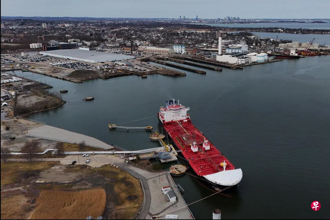 Image 14: 3月18日，美国总统豁免实施《琼斯法》60天后，悬挂葡萄牙国旗的油轮太平洋号从加拿大魁北克抵达美国马萨诸塞州布伦特里，停靠在莫兰航运代理公司码头。 （路透社）