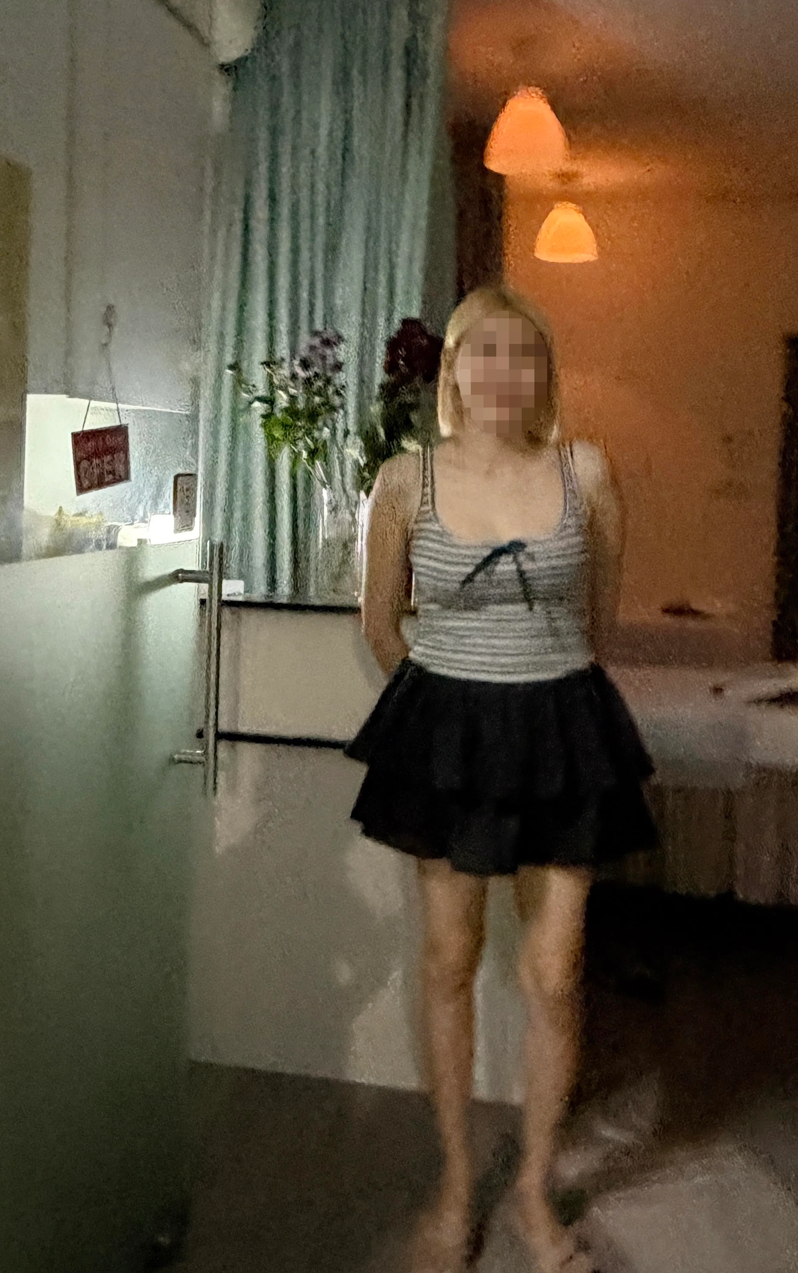 在丹戎巴葛坊二楼，记者路过一家按摩院时，里面一名女子问：“要按摩吗？”当记者问“提供什么服务”时，她笑而不答。（唐家鸿摄）