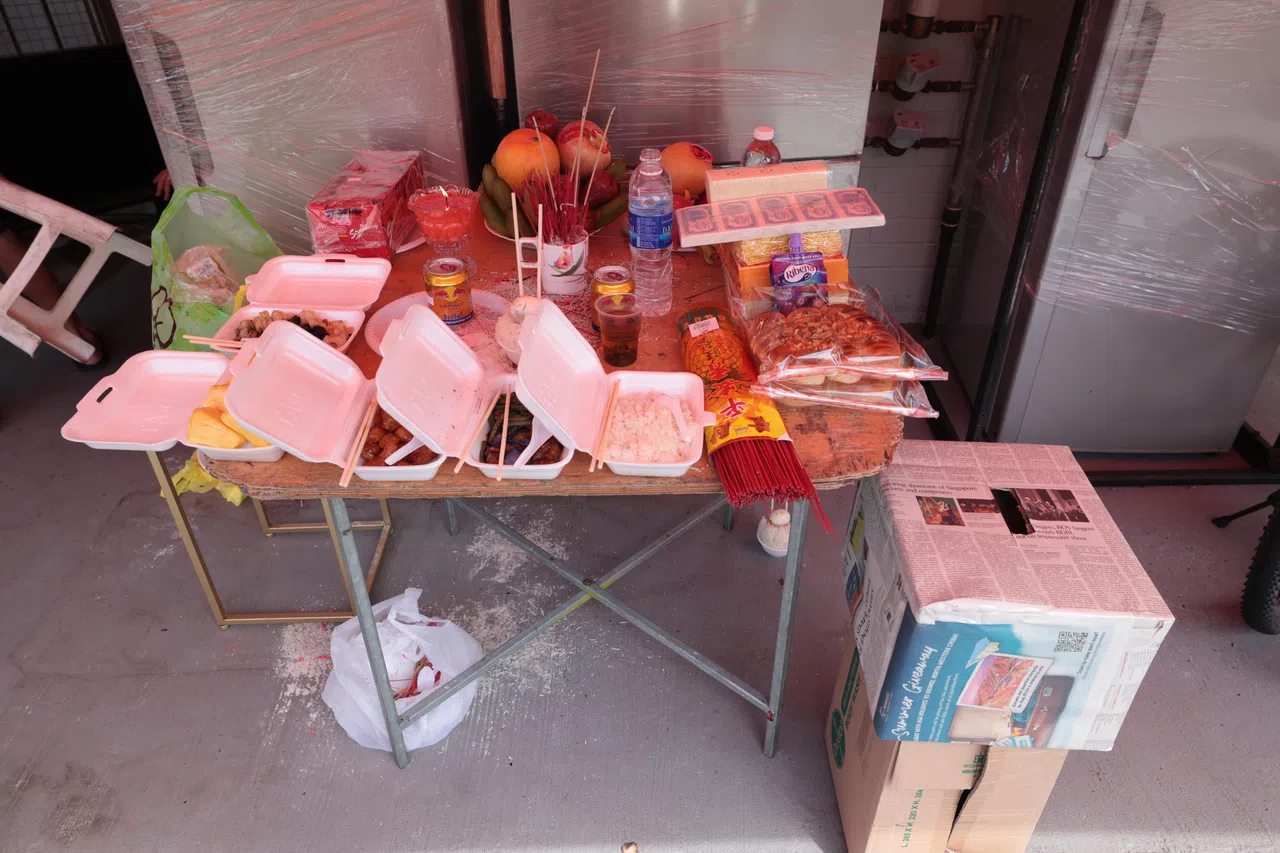 死者的朋友为死者设立募捐箱和祭台。（梁麒麟摄）