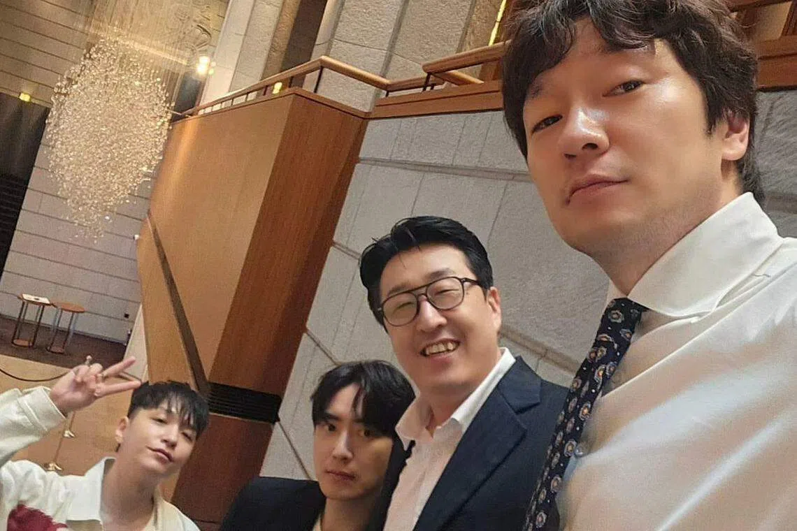 Simon D（左起）、李浚赫、玄奉植和孙喜久出席马东石的婚宴。（取自玄奉植IG）