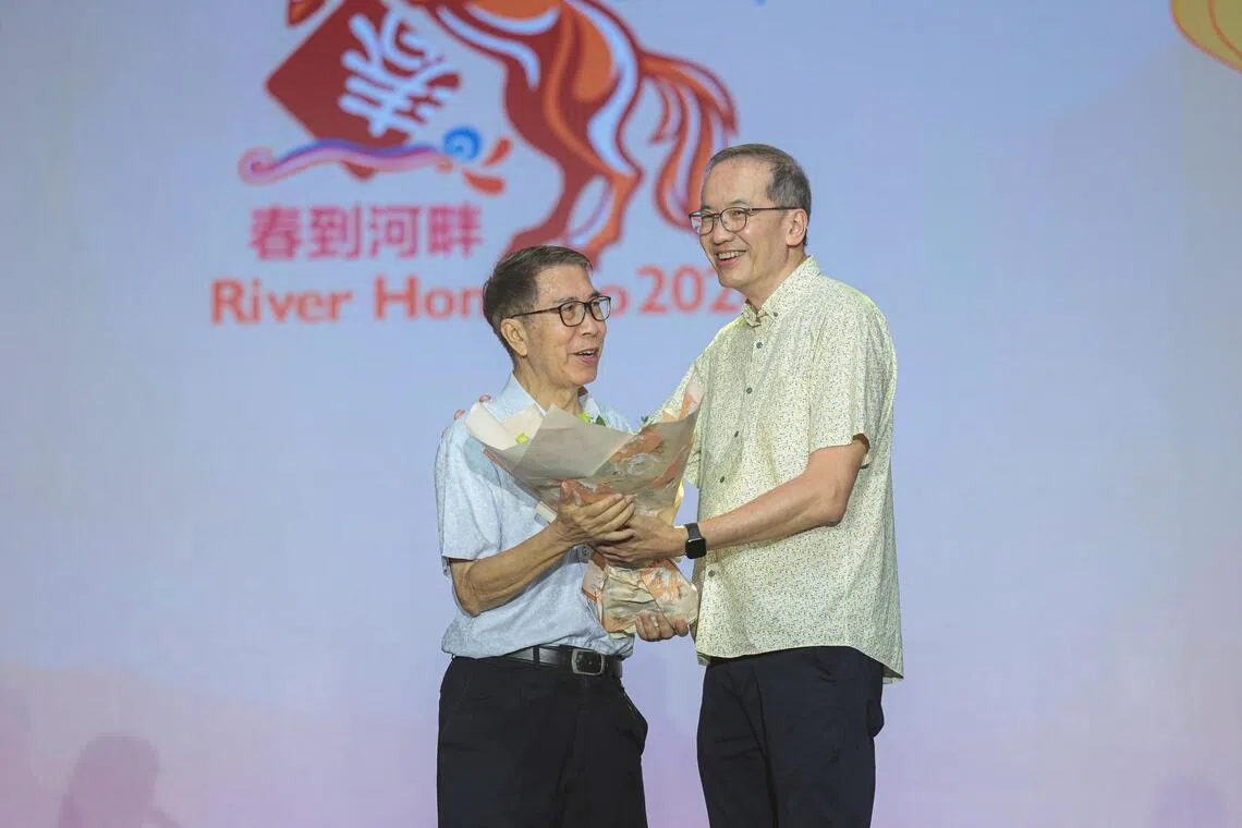 春到河畔2026工委会成员卜清锺（右）代表工委会，在节目结束前为将卸任的节目总监方百成献上鲜花，致以谢意。（李冠卫摄）