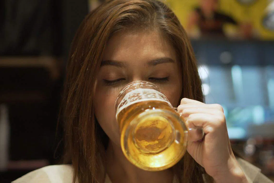 有亚洲红脸症，意即无法好好地分解代谢酒精，患上食道癌和其他酒精相关癌症如口、喉和上气道等部位的癌症的风险更高。（iStock图片）