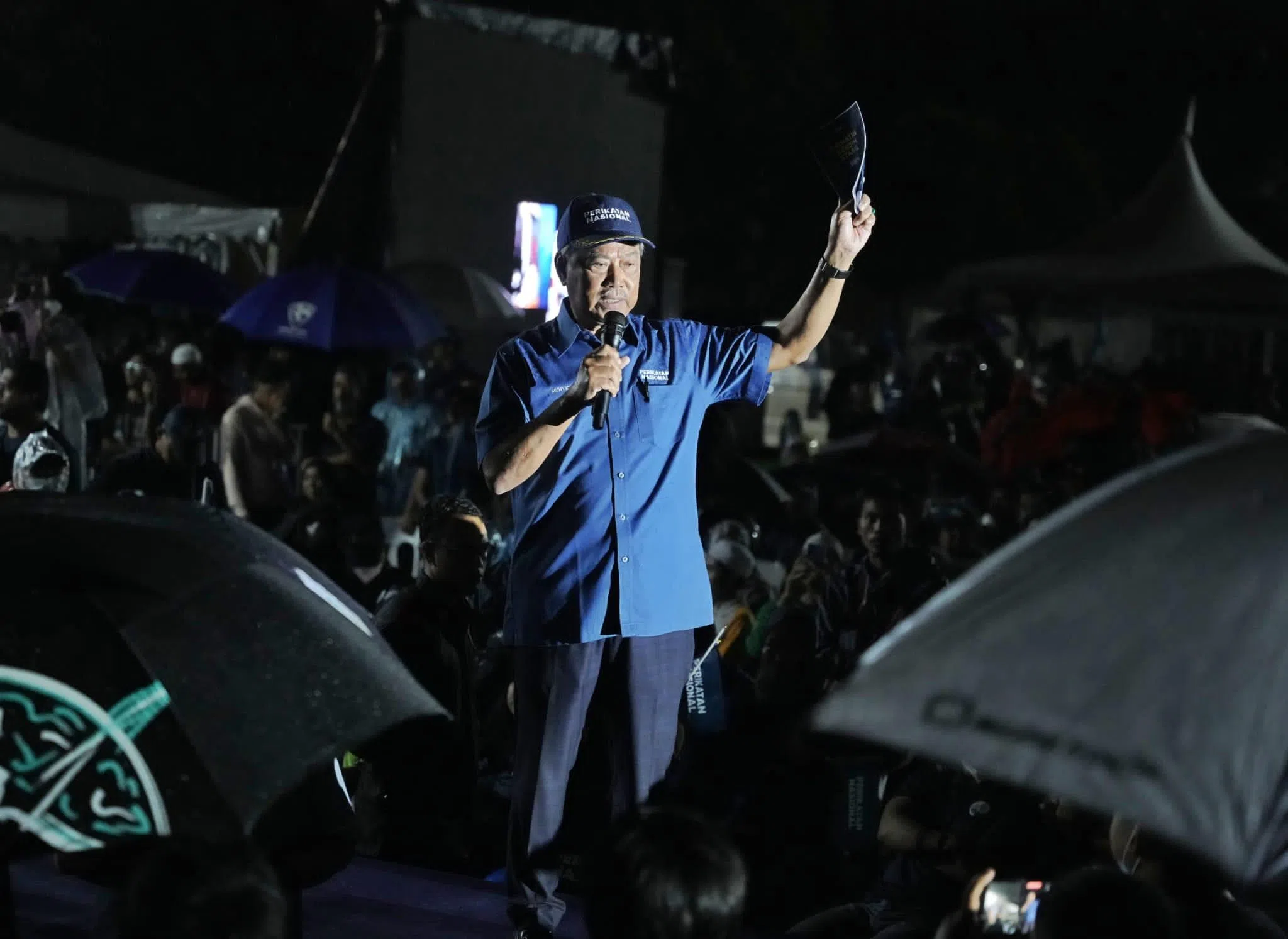 国盟主席慕尤丁2022年11月14日在大雨中发表演讲，台下的支持者冒着雨到场支持，场面壮观。（特约邓德兴摄）