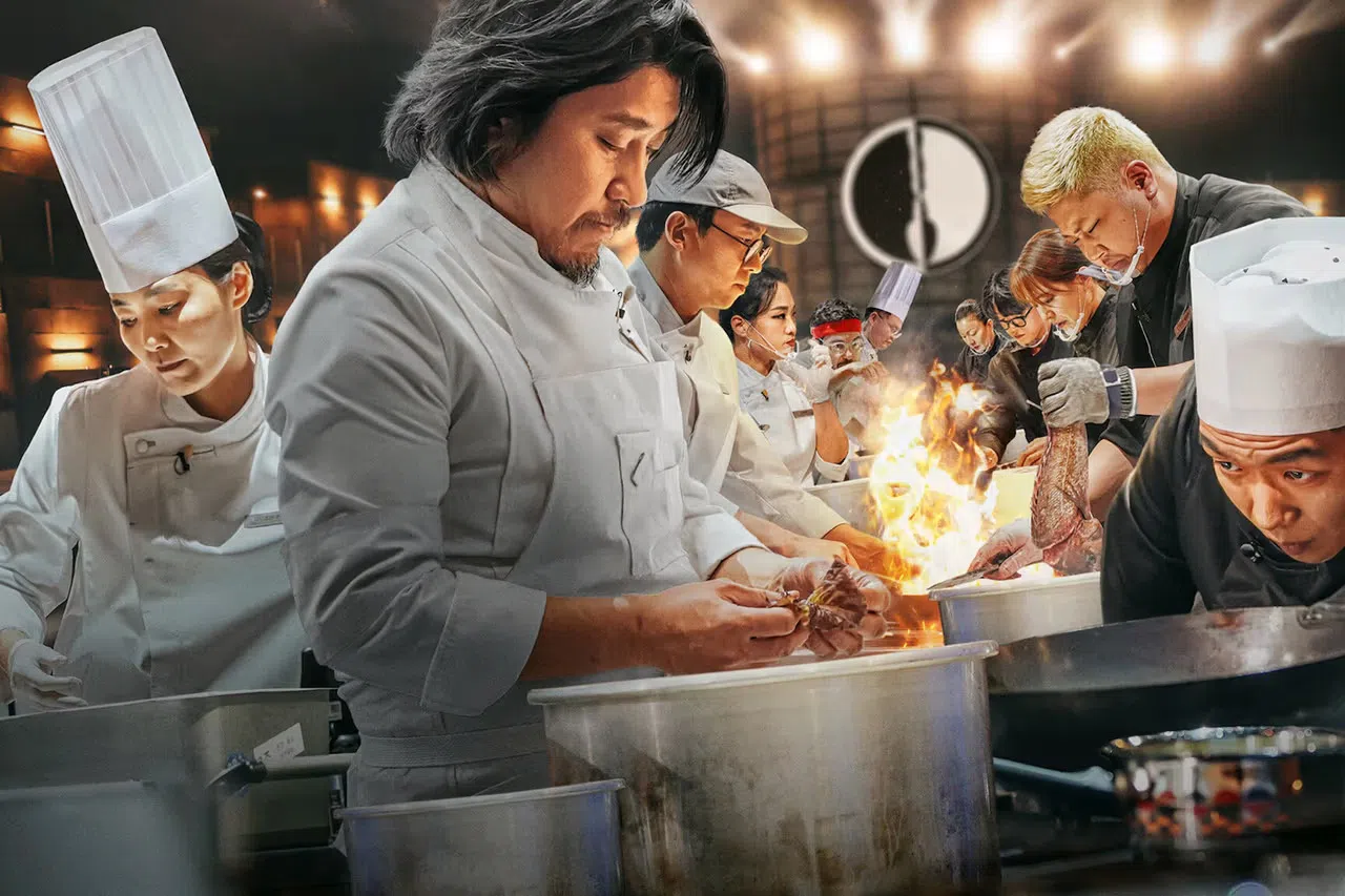 韩国烹饪竞技节目《黑白大厨：料理阶级大战》引起话题。（互联网）