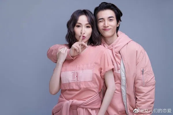 萧亚轩（左）和黄皓的一段情曾经引发关注。（取自节目官方微博）