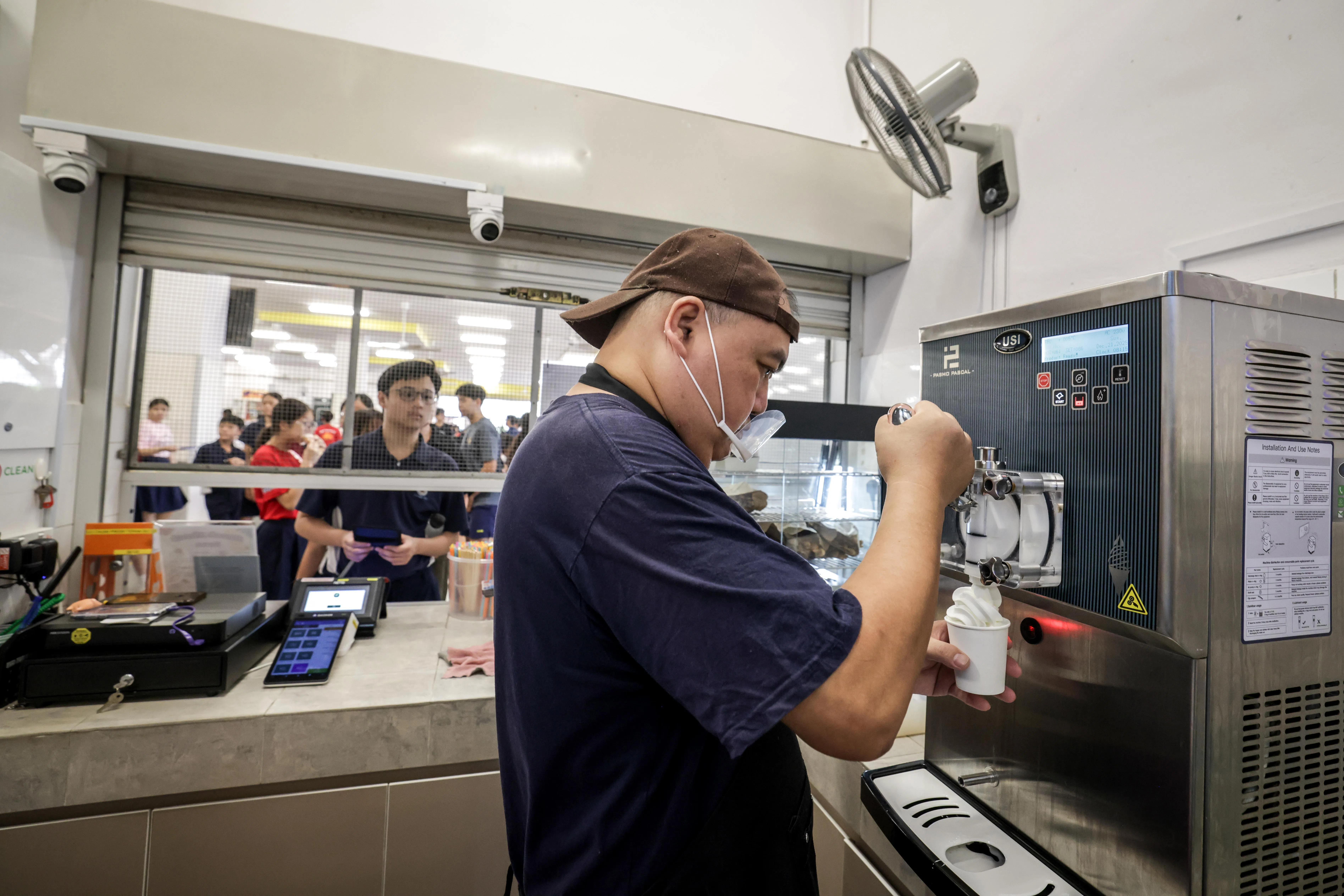 SPD在国专长老会中学食堂的摊位设有酸奶制作器，酸奶是深受学生欢迎的食品之一。（叶振忠摄）