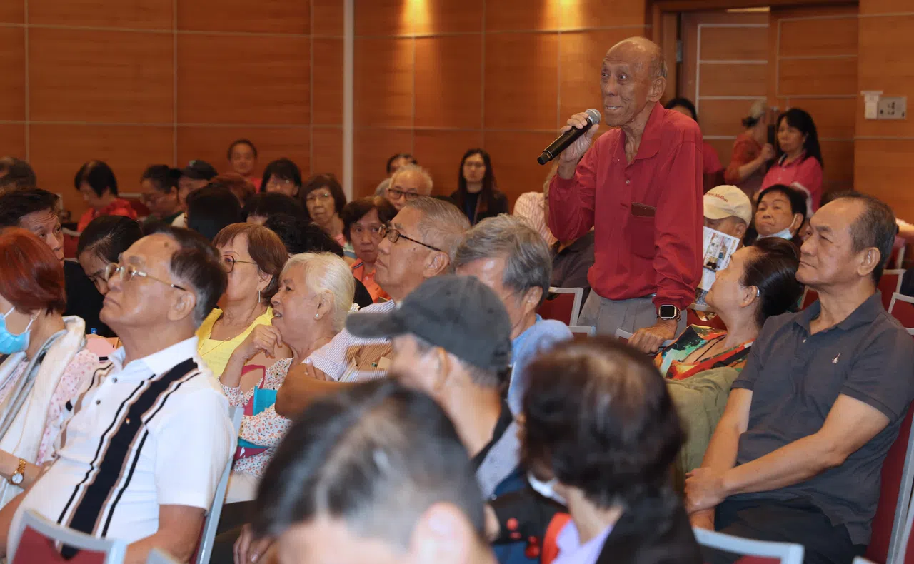 有不少公众相当关注蒙古当地互联网的通讯情况。中欧航旅业务发展经理陈建发建议游客在首都乌兰巴托购买当地SIM卡。（邬福梁摄）