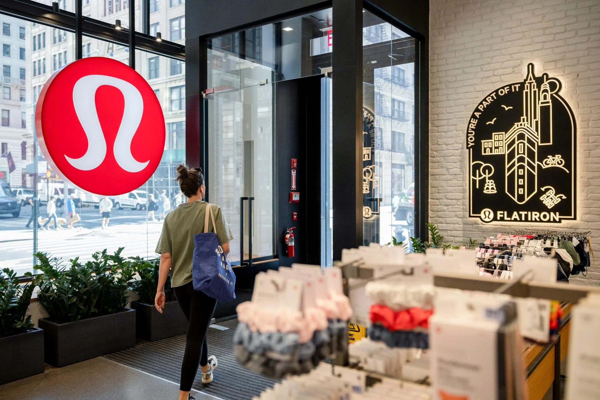 Lululemon隔夜发布了两年多以来，首次令投资者失望的营业额数字。（彭博社）
