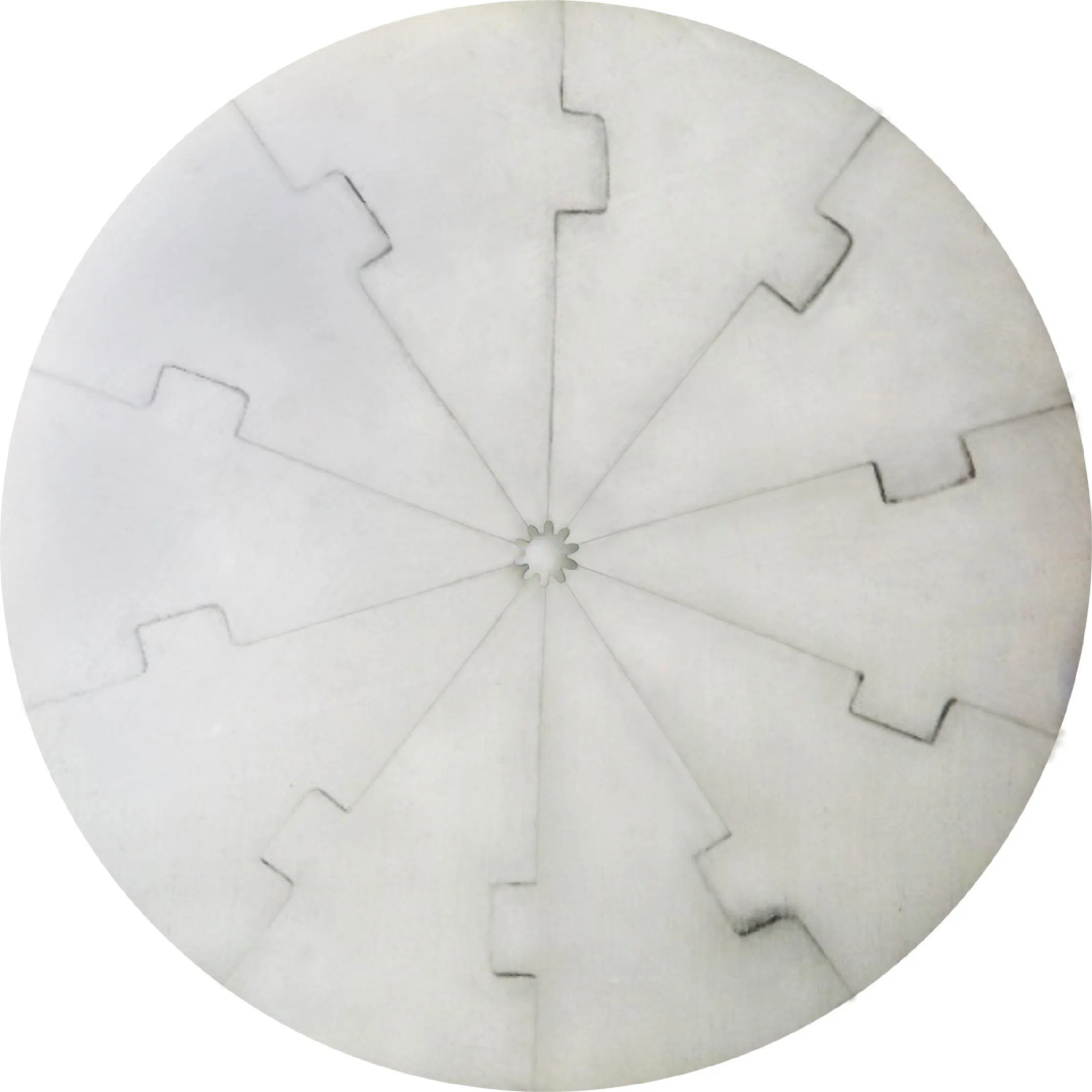 制作微流控芯片的每个部件都有企口，也就是一侧有凹槽，另一侧有凸榫，结合时可以精准对齐。（南洋理工大学提供）