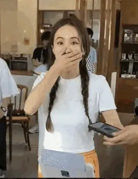 蔡依林在用手机付款时露出惊讶表情。（微博截图）