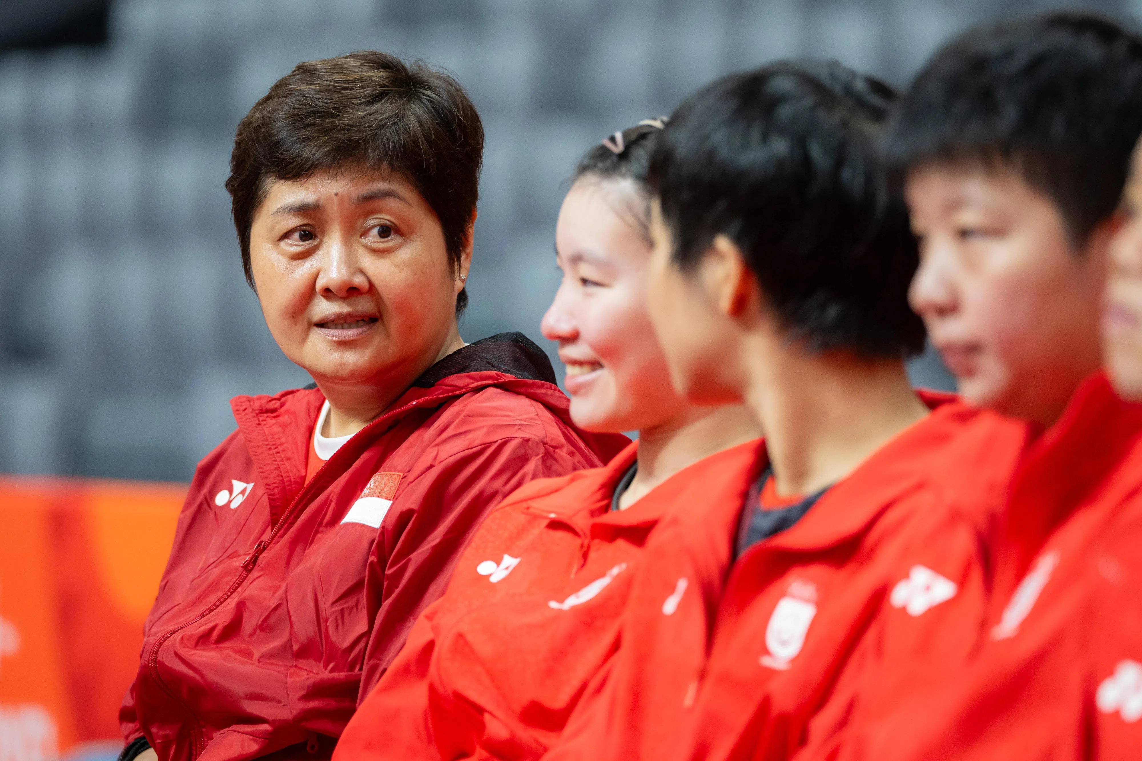 新加坡乒乓球女队主教练井浚泓（左一）为失利感到遗憾。（新加坡高水平体育管理机构提供）