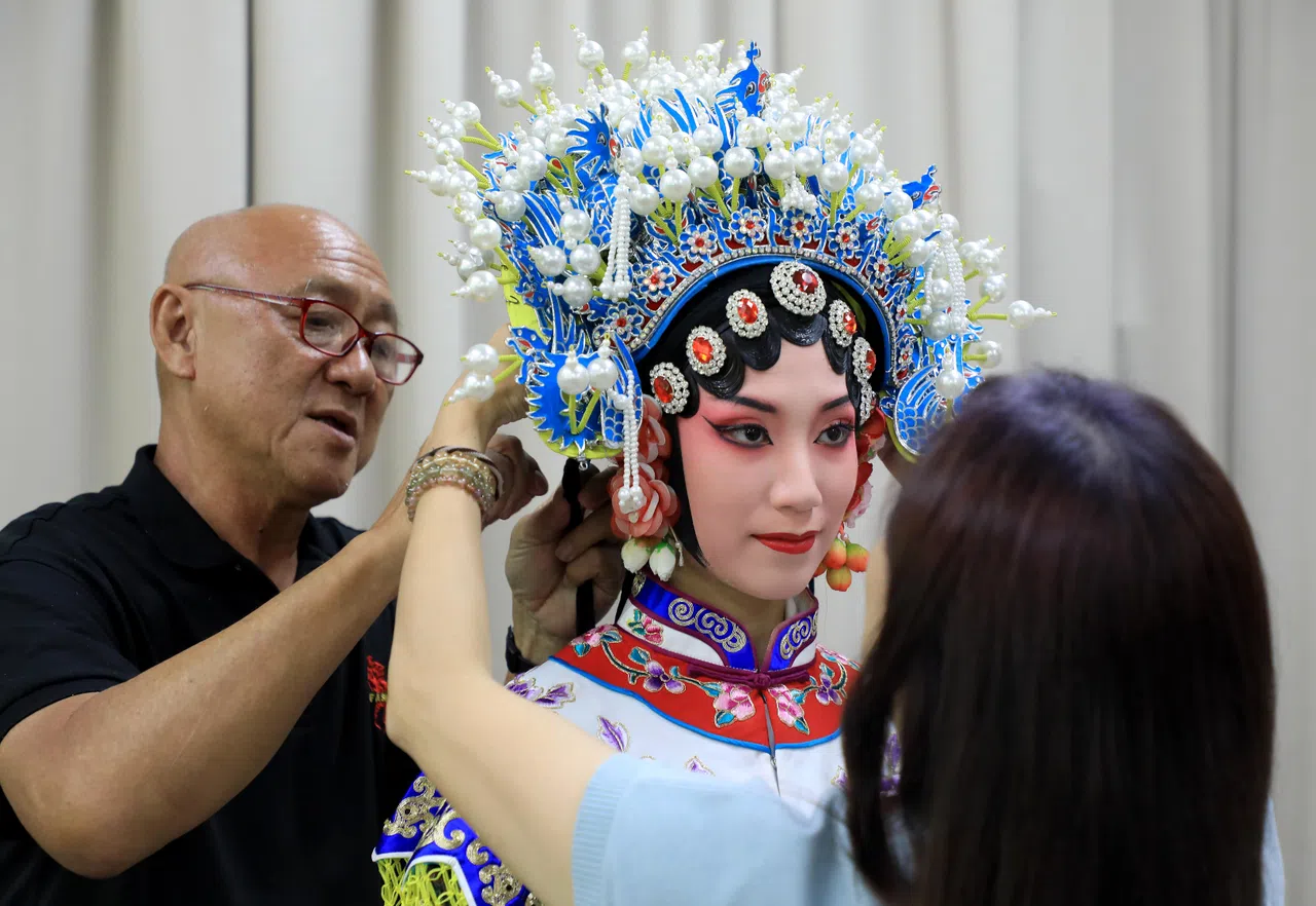 本地有陈寿山等为数不多的戏曲妆造专家，仍坚守传统戏曲舞台阵线。	（何炳耀摄）