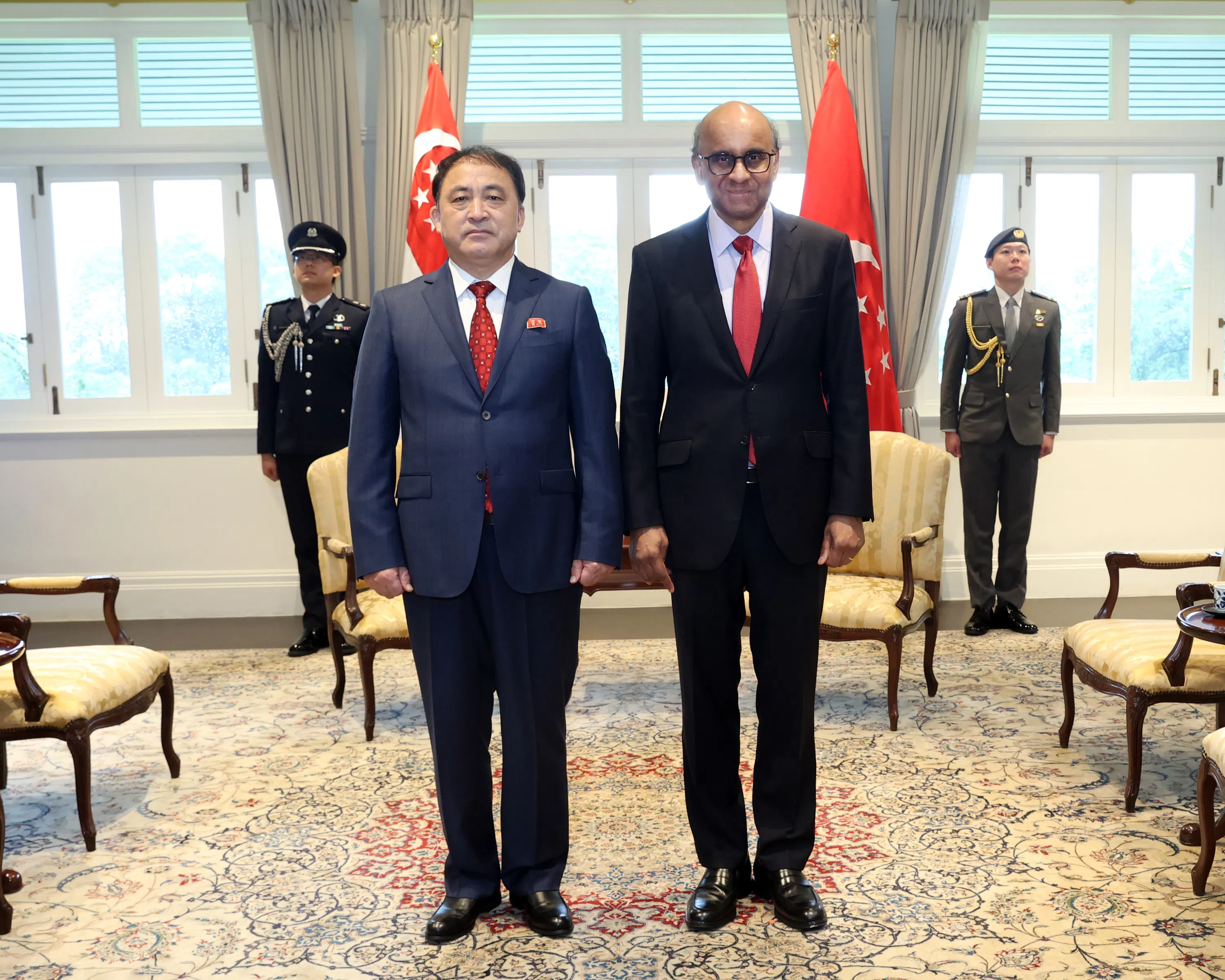 朝鲜驻我国大使李吉圣（前排左）星期二与尚达曼总统会面并呈递国书。（数码发展及新闻部提供）