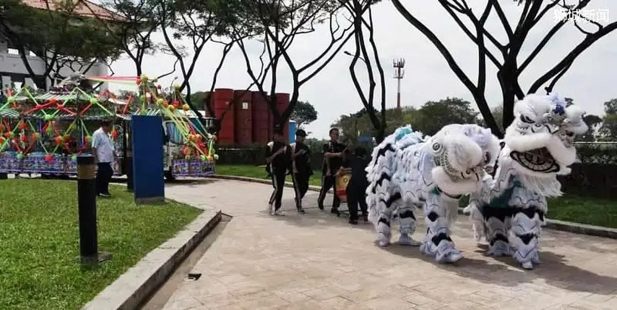 多年前，竹云宫武术体育会安排两头全新的“孝狮”送丧，由舞狮者一路跪拜进入灵堂。“孝狮”一路送别往生者，一时传为美谈。（图/受访者提供）