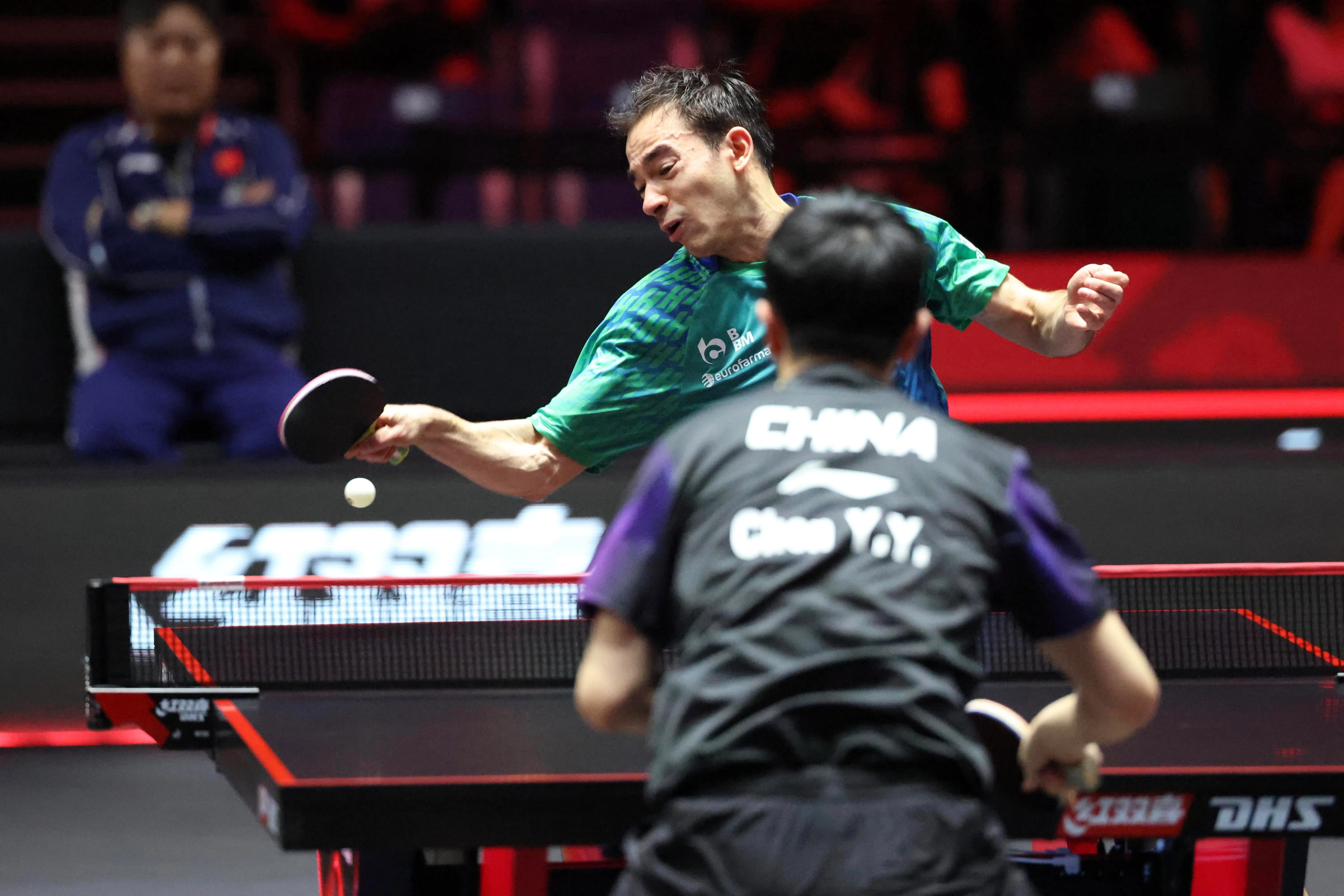 虽然当天下午意外被中国新星陈垣宇（背对镜头者）淘汰出局，但卡尔德拉诺（蓝绿衣）迅速调整状态，在当晚的混双赛全力出击。（郑一鸣摄）