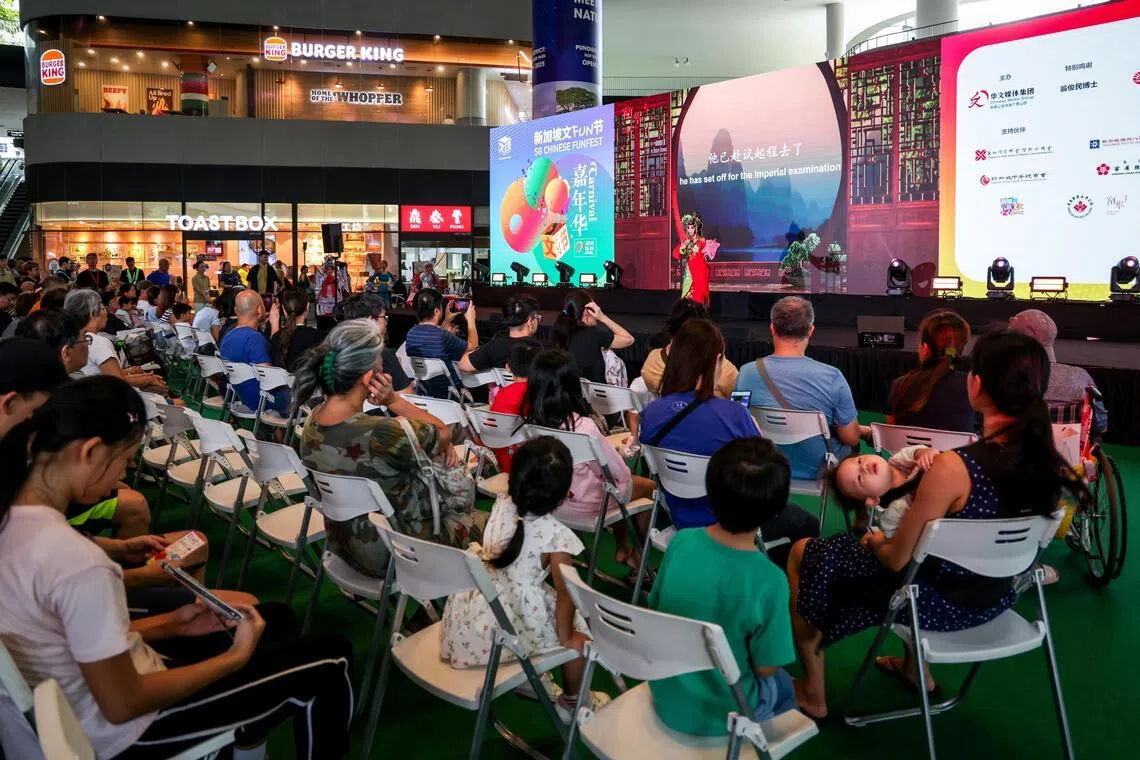 新加坡文Fun节第二天上午的多元文化活动，吸引近千名公众踊跃参与。（叶振忠摄）