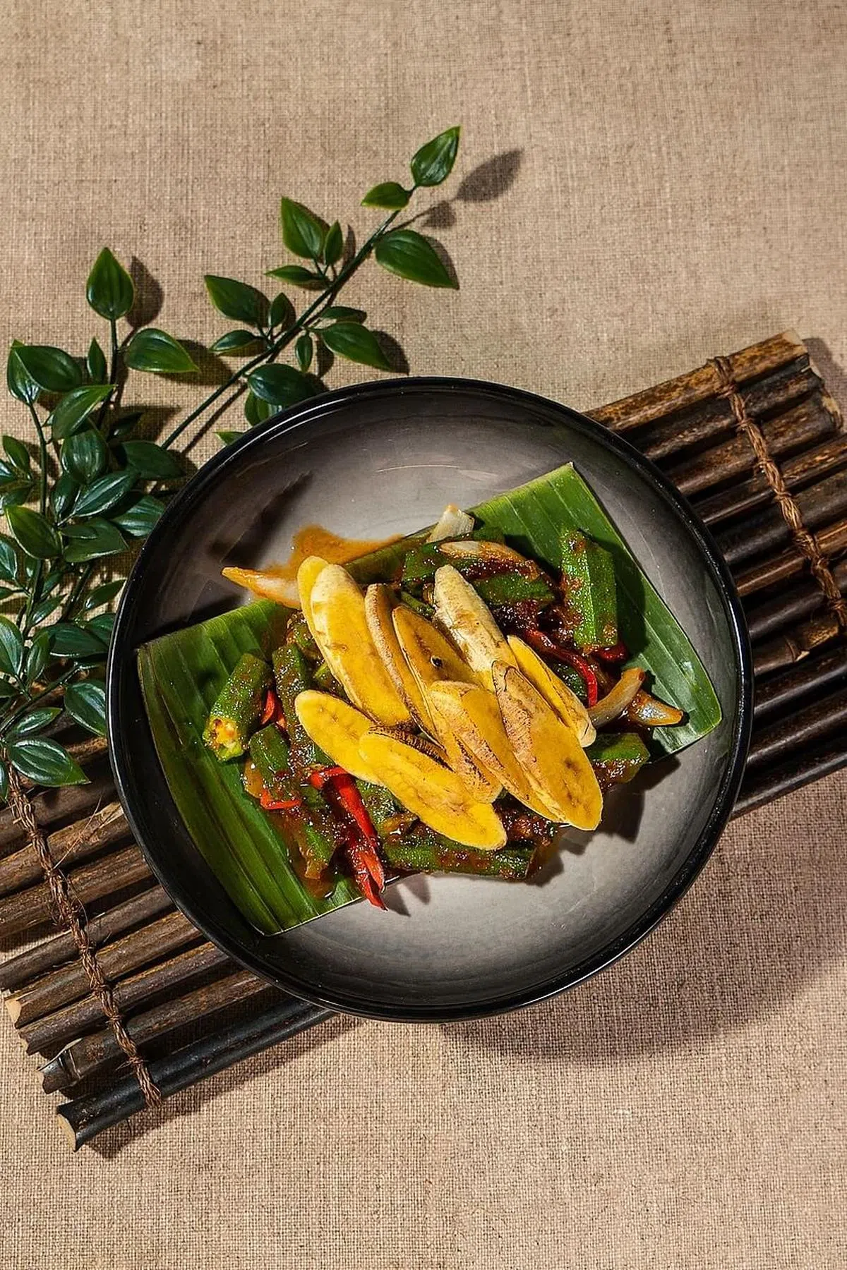 芭蕉羊角豆灵感来自辣烤魔鬼鱼，额外加了香蕉片。（餐馆提供照片）