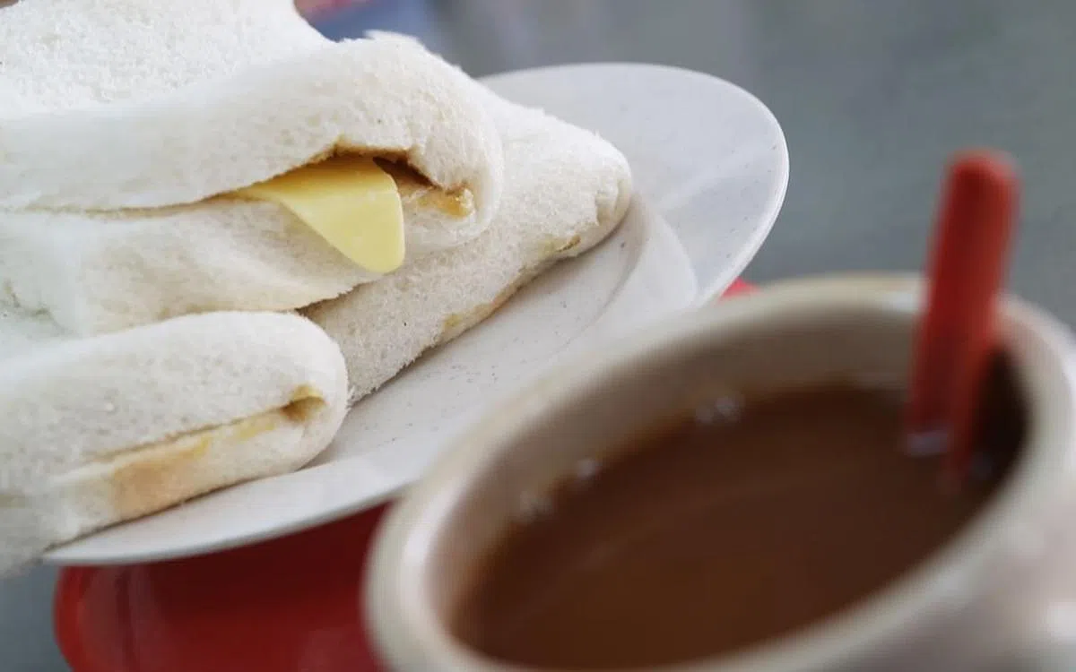 丰胜茶室的传统蒸咖椰牛油面包。（档案照片）