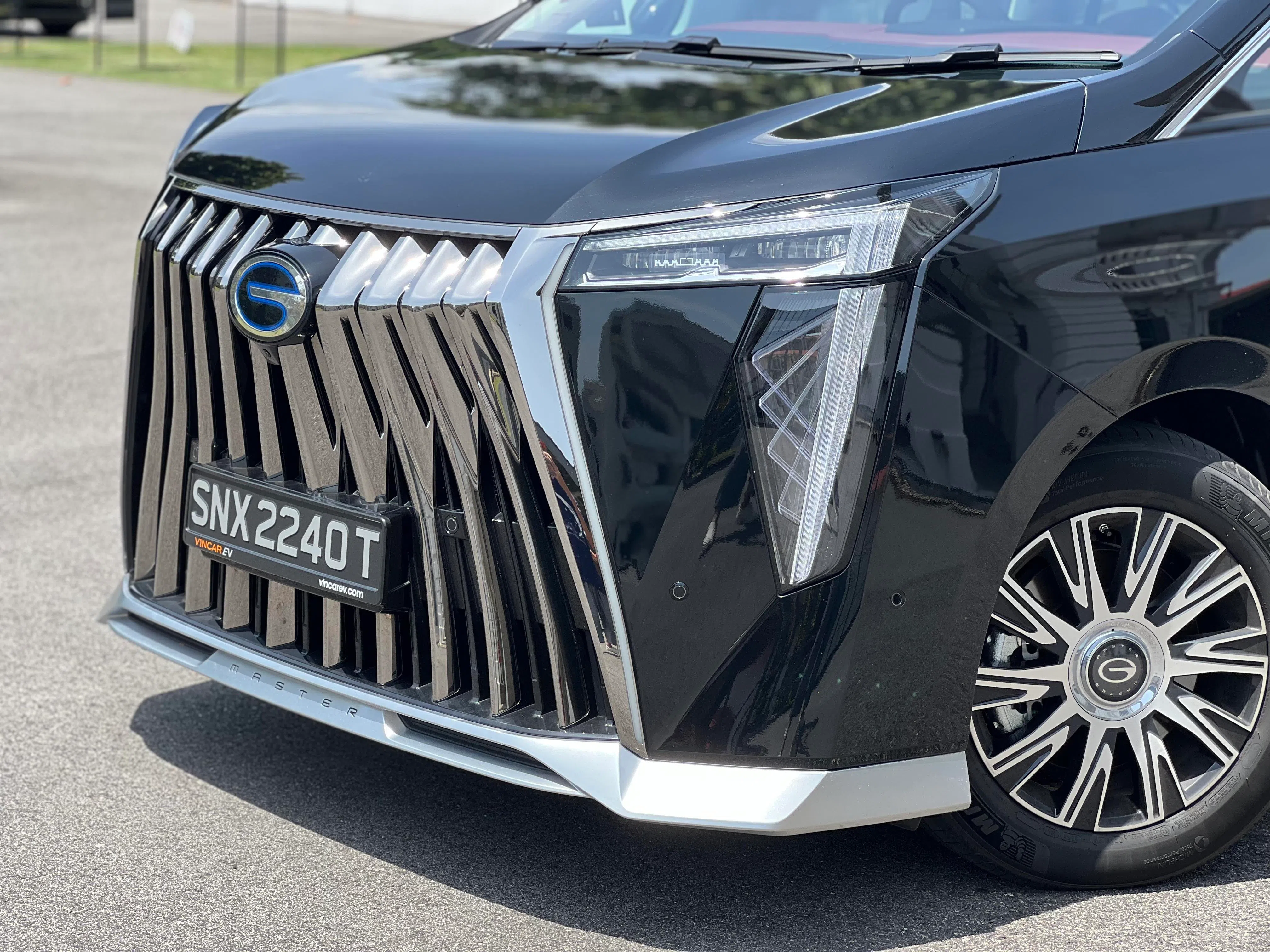 E9外观以“雄狮之面”为设计主轴，头灯修长锐利，与贯穿式日行灯连成一体，点亮时如利眸闪光。（吴庆康摄）