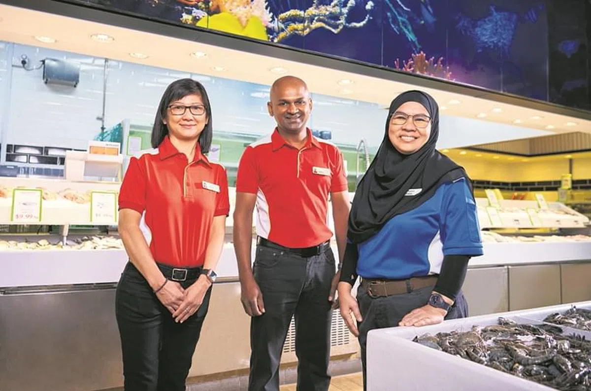 昇菘数码化，为员工提供相关的培训，让他们的工作更有效率。左起：吴秀华、斯瓦和罗娜妮。（图/新报业媒体）