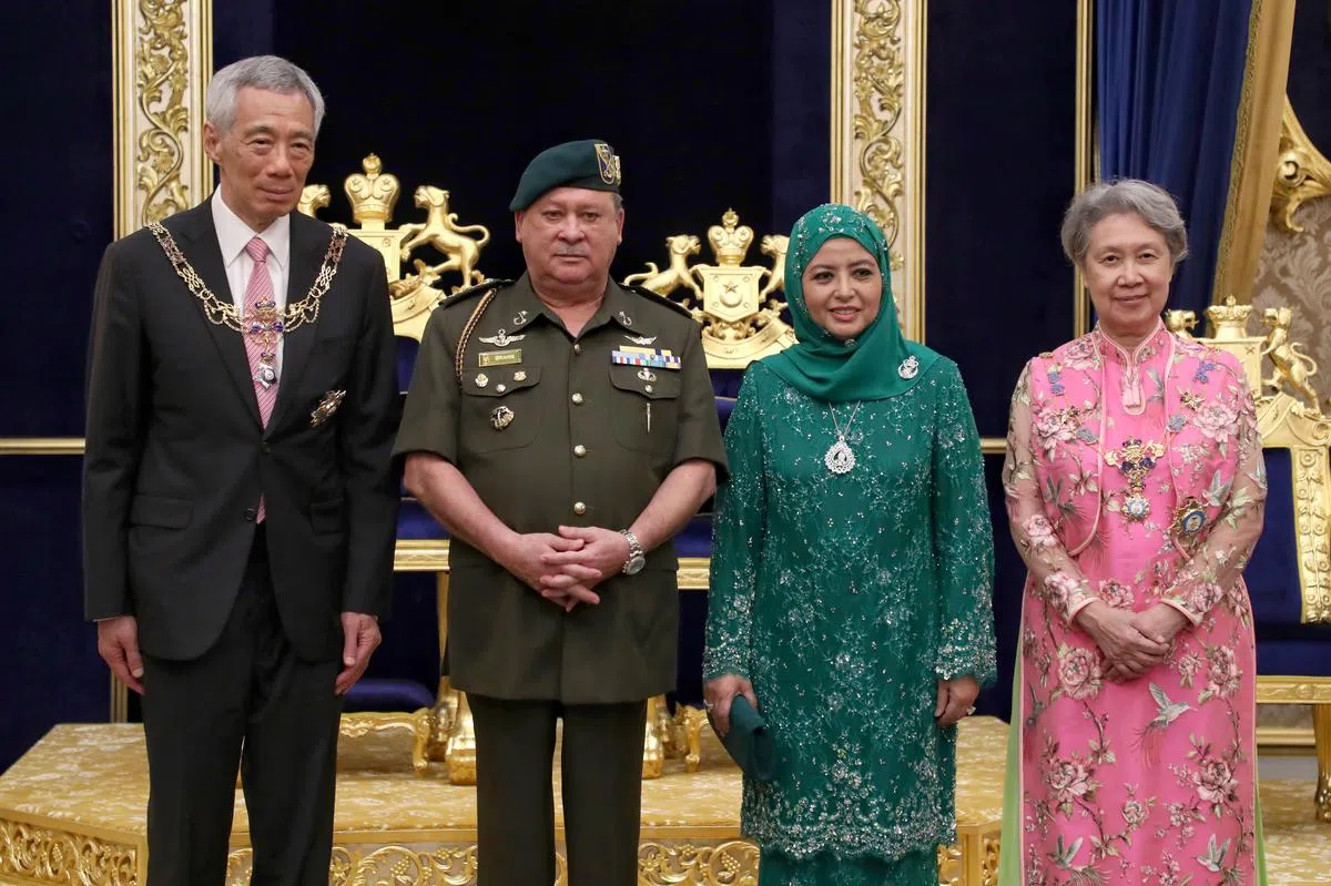 （左起）李显龙总理、柔佛苏丹依布拉欣、苏丹后拉惹查丽苏菲亚与何晶合照。（通讯及新闻部提供）