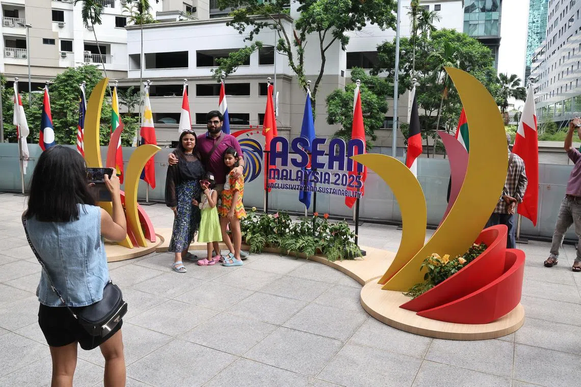 为期两天的第46届亚细安峰会，星期一（5月26日）起在吉隆坡国际会展中心召开。今年担任亚细安轮值主席国的马来西亚，设定的主题是“共融与可持续发展”（Inclusivity and Sustainability）。（唐家鸿摄）