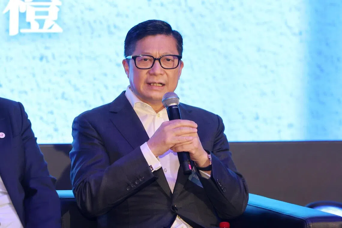 邓炳强就宏福苑大火致歉 港媒：高官集体鞠躬回归后首见