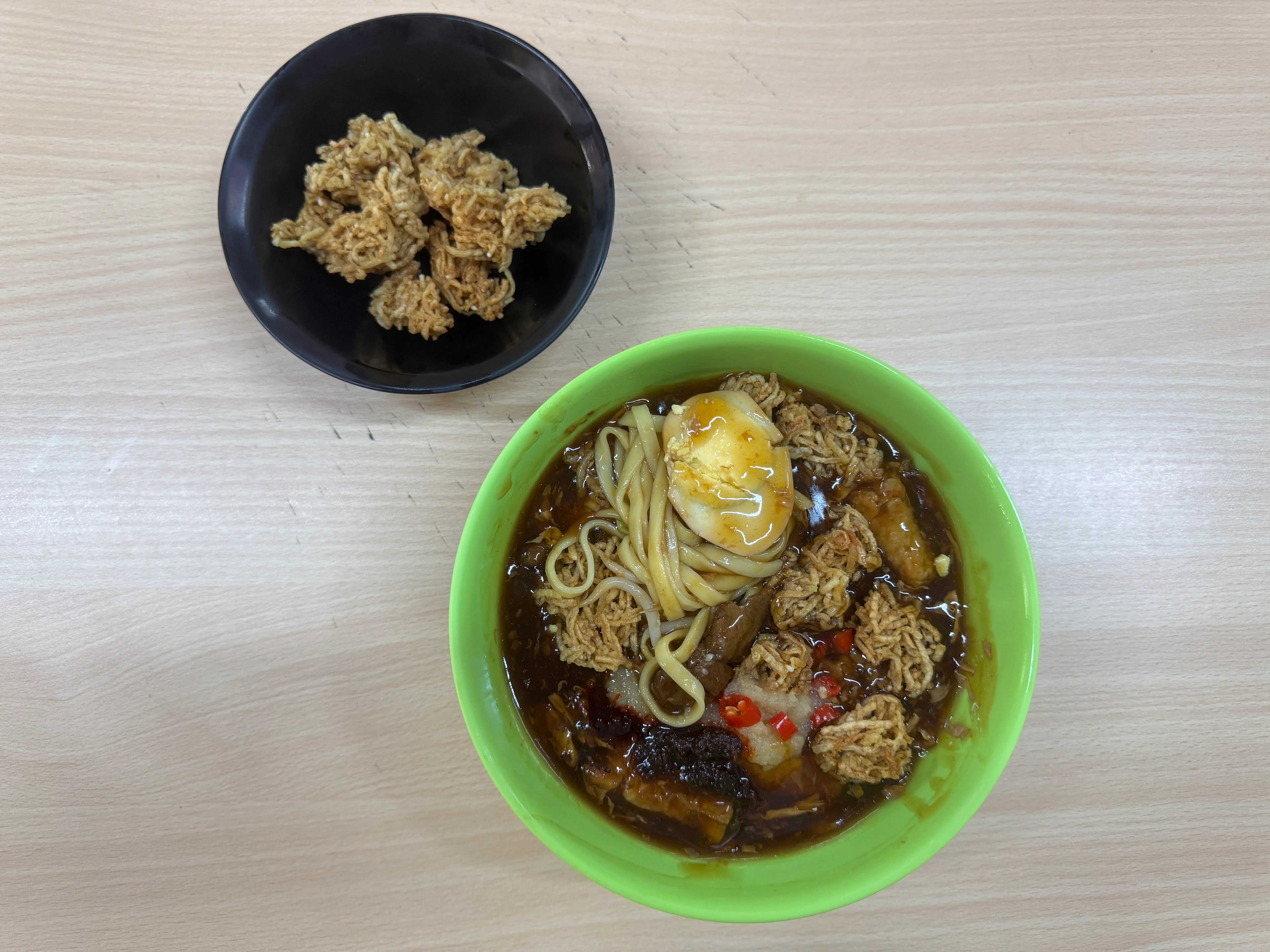 卤面加炸芋头组合很受食客欢迎。（翁铭芯摄）