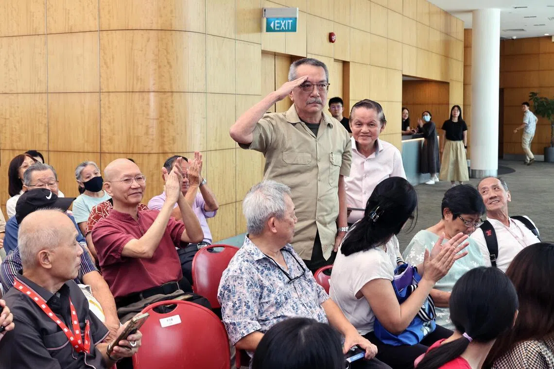 发布会上，陈六使的曾外孙魏达人（中央敬礼者）也到场，提出要增加南大的“软实力”。（周国威摄）