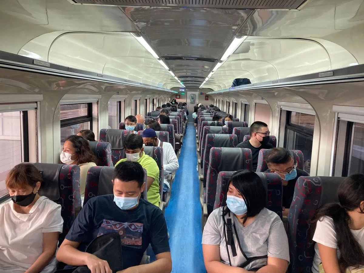 火车上绝大多数乘客，是到新山游玩的新加坡人。（唐家鸿摄）