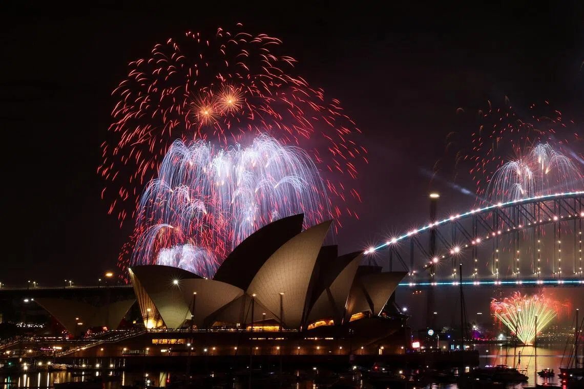 1月1日，烟花在澳大利亚悉尼海港大桥上空绽放，庆祝新年的到来。（路透社）