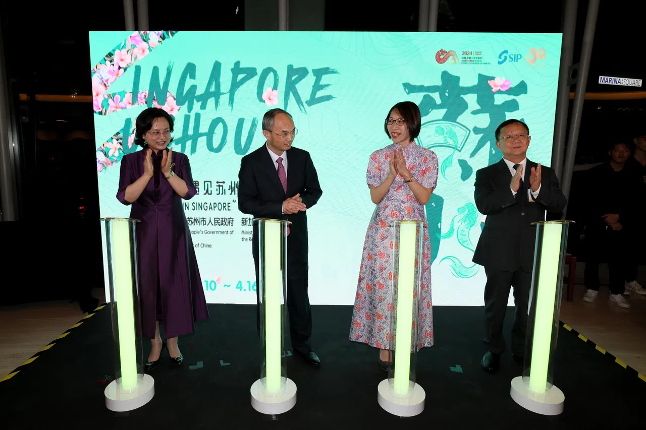 苏州市委常委、宣传部部长金洁（左起）、中国驻新加坡大使馆经济商务处公使衔参赞宗长青、新加坡贸易及工业部副常任秘书（贸易）兼软件办主任林慧贞，以及苏州工业园区管委会副主任朱江共同为文化周启幕。（龙国雄摄）
