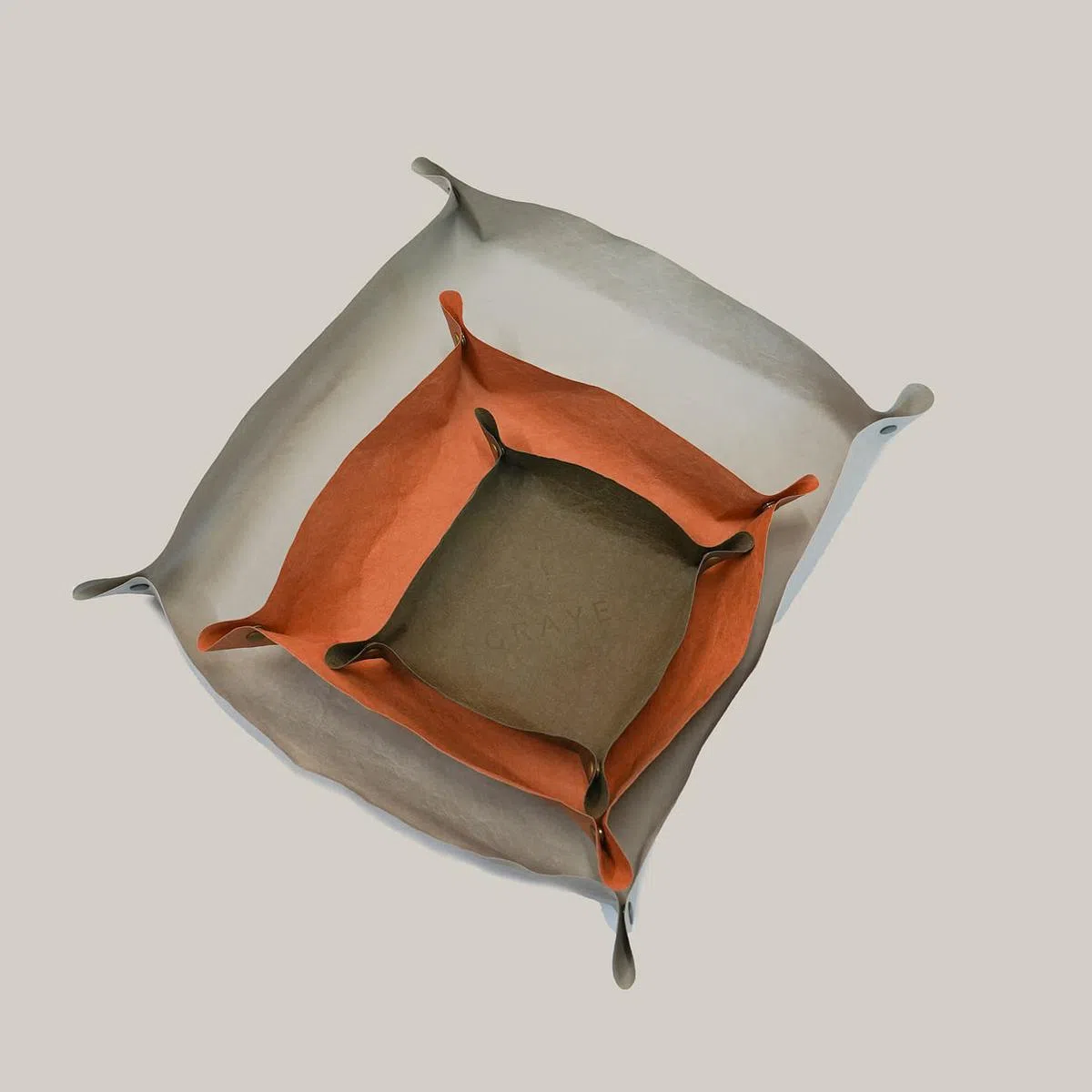 Graye的Bungkus礼物包装纸能折成托盘等，重复使用。（Graye）