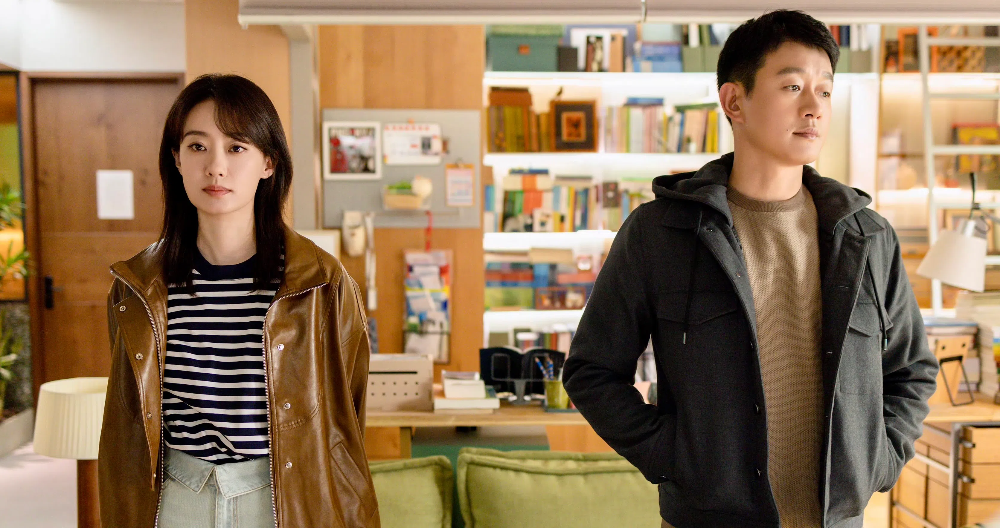 张小斐（左）与佟大为在《好运家》饰演一对夫妻，同在一间医院工作的两人无论是工作或生活方方面面都难以磨合，初登场时婚姻亮起了红灯。（取自剧集微博）