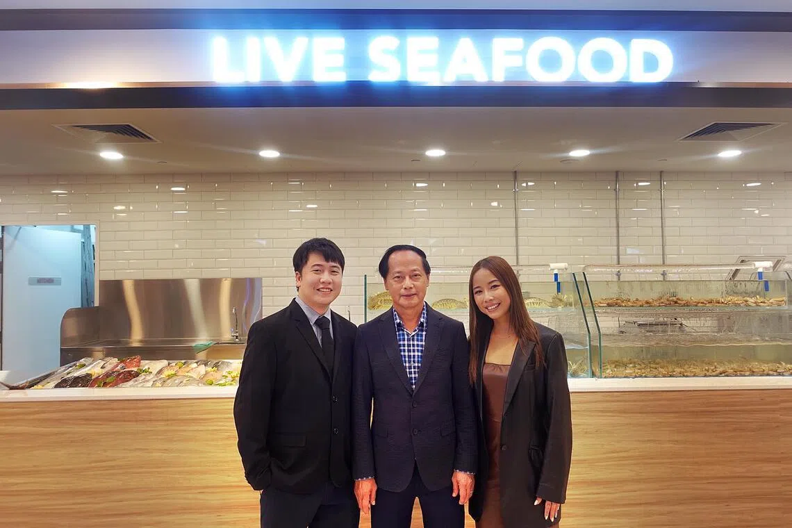 陈氏家族成员陈敬伟（左起）、陈锦荣，以及陈佳滢。（新明日报）