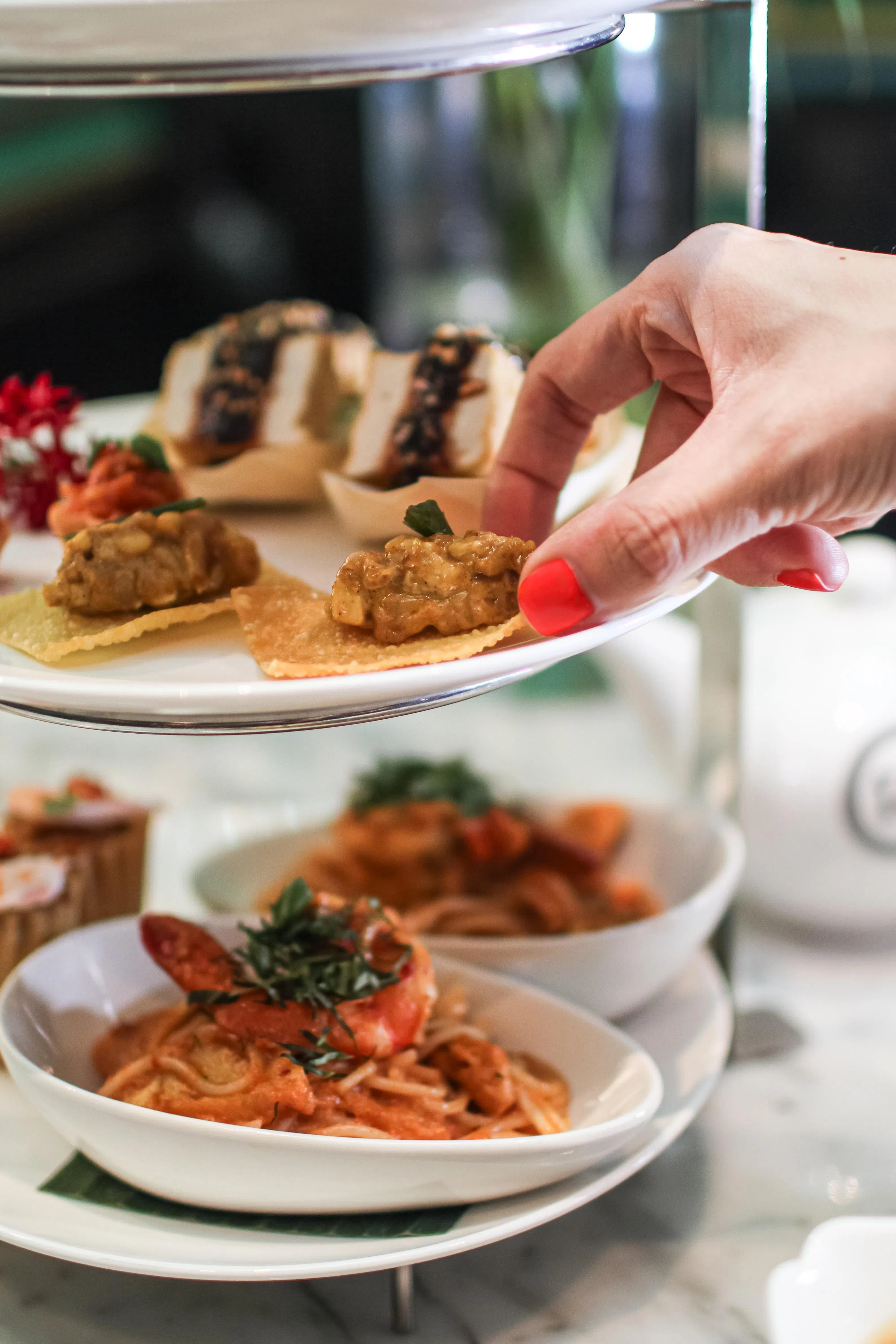 餐馆将加冕鸡铺放在云吞叶上。（餐馆提供）