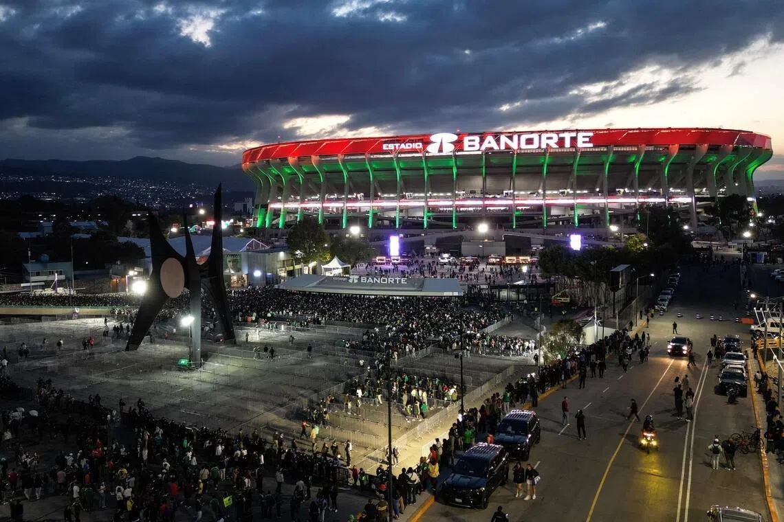 巴诺特体育场在装修近两年后迎来重开首场比赛，为下来的世界杯做好准备。（法新社）