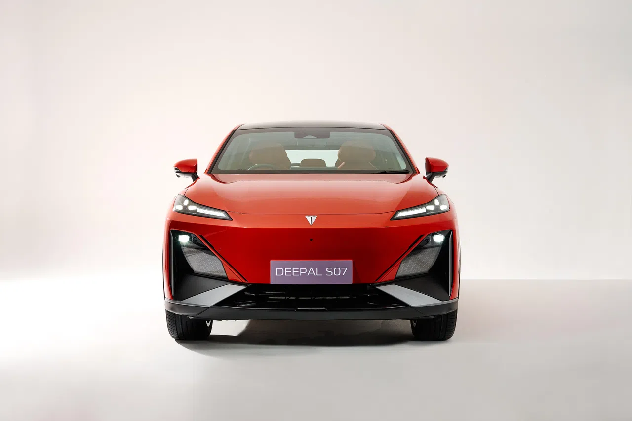 前脸三角形导流槽与前大灯巧妙融合，视觉效果新颖独特。（车商提供）