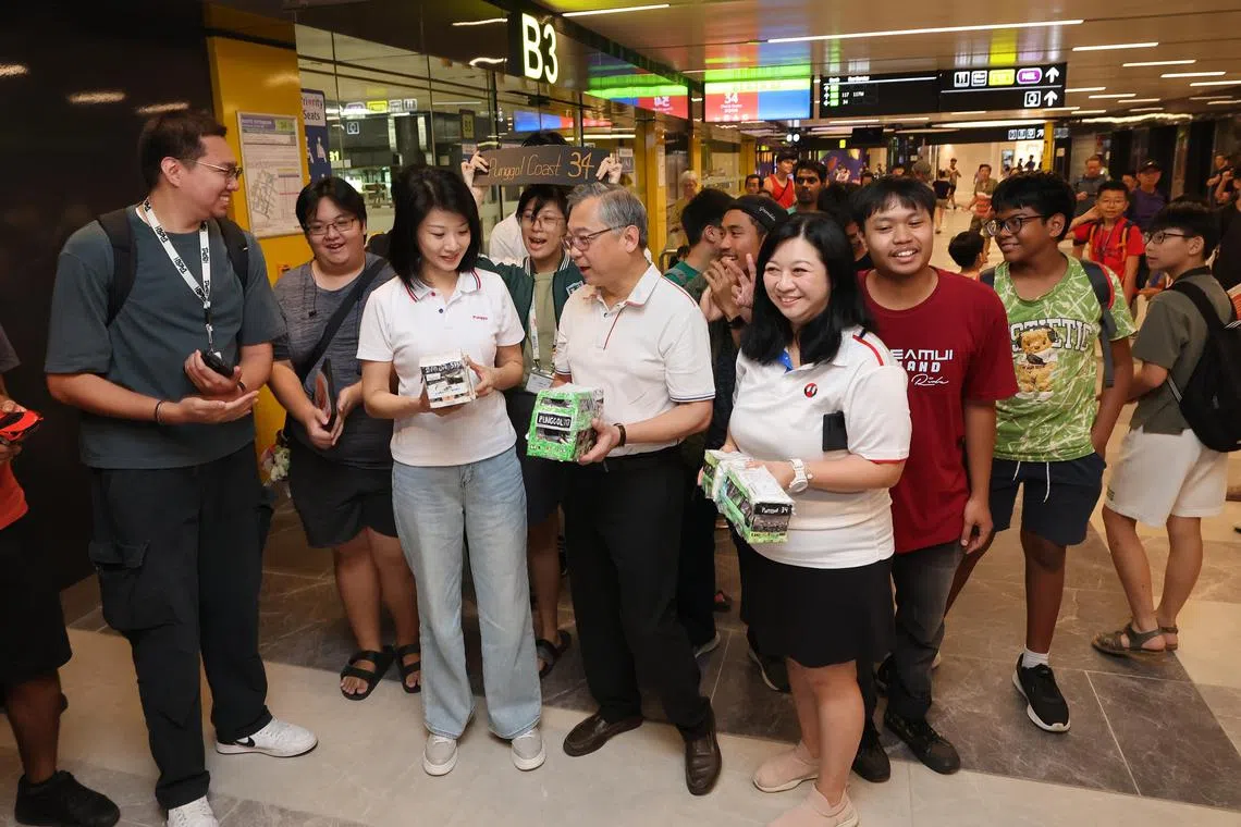榜鹅集选区议员的副总理兼贸工部长颜金勇（前排右二）、国家发展部兼交通部高级政务部长孙雪玲（前排右三）、以及杨涴淩（前排右一）当天早上走访新的巴士转换站。（唐家鸿摄）
